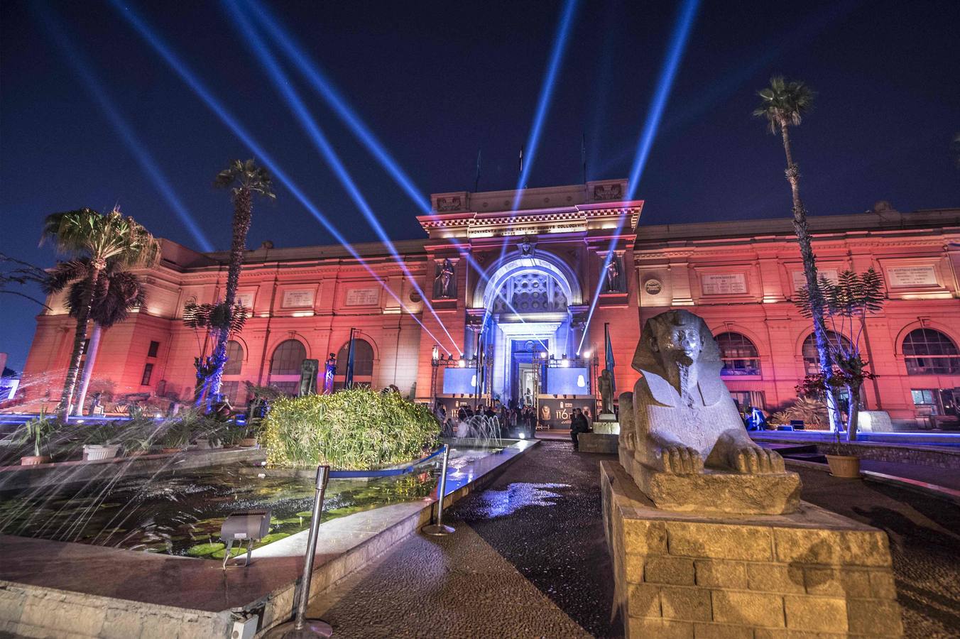El Museo Egipcio en El Cairo cumple 116 años con una exhibición. Yuya y Thuya son los padres de la Reina Tiye, que fue la esposa del Faraón Amenhotep III, el padre del rey Akhenaton. Esta tumba es famosa debido a sus tesoros únicos, como la rueda de oro de Yuya, y la magnífica colección funeraria que incluye camas, sillas y cajas de madera dorada y decoradas con fayenza, marfil y ébano; así como ollas y vasos de alabastro con incrustaciones de piedras de colores. Las momias de Yuya y Thuya también se encontraron dentro de la tumba en muy buenas condiciones de conservación debido a la alta calidad de los materiales de embalsamamiento utilizados en la época