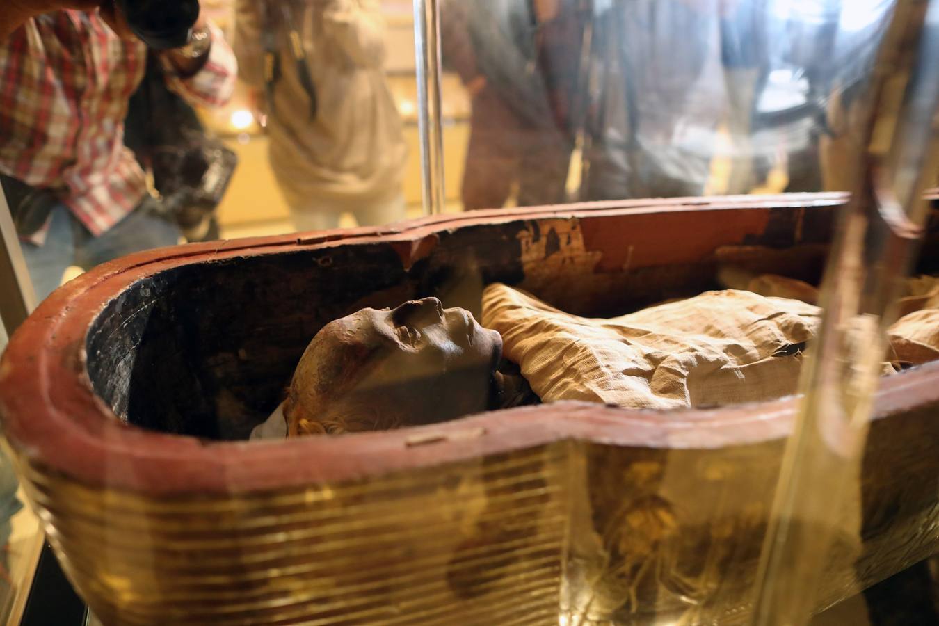 El Museo Egipcio en El Cairo cumple 116 años con una exhibición. Yuya y Thuya son los padres de la Reina Tiye, que fue la esposa del Faraón Amenhotep III, el padre del rey Akhenaton. Esta tumba es famosa debido a sus tesoros únicos, como la rueda de oro de Yuya, y la magnífica colección funeraria que incluye camas, sillas y cajas de madera dorada y decoradas con fayenza, marfil y ébano; así como ollas y vasos de alabastro con incrustaciones de piedras de colores. Las momias de Yuya y Thuya también se encontraron dentro de la tumba en muy buenas condiciones de conservación debido a la alta calidad de los materiales de embalsamamiento utilizados en la época