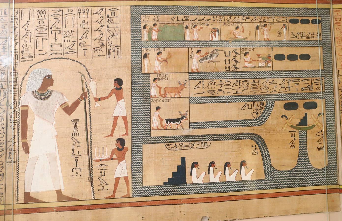 El Museo Egipcio en El Cairo cumple 116 años con una exhibición. Yuya y Thuya son los padres de la Reina Tiye, que fue la esposa del Faraón Amenhotep III, el padre del rey Akhenaton. Esta tumba es famosa debido a sus tesoros únicos, como la rueda de oro de Yuya, y la magnífica colección funeraria que incluye camas, sillas y cajas de madera dorada y decoradas con fayenza, marfil y ébano; así como ollas y vasos de alabastro con incrustaciones de piedras de colores. Las momias de Yuya y Thuya también se encontraron dentro de la tumba en muy buenas condiciones de conservación debido a la alta calidad de los materiales de embalsamamiento utilizados en la época