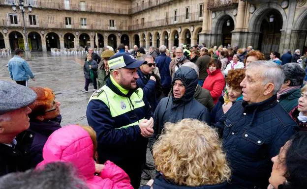 Miembros de protección civil explican cómo se desarrollará la batida.