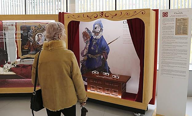 Una mujer contempla la escenografía de Chanfalla.