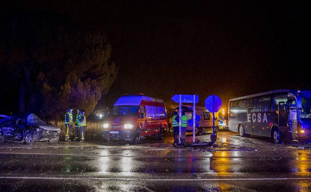 Imagen principal - Estado en el que han quedado el turismo y el camión tras la colisión en la N-601. 