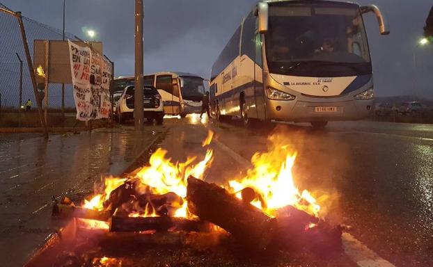 Imagen principal - La Guardia Civil carga contra los trabajadores de la prisión de Dueñas en el último día de huelga