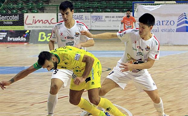 Edu y Chus, durante el último partido de Liga en el Pedro Delgado.