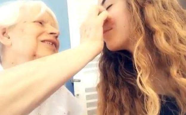 Momento en el que una abuela con alzheimer logra reconocer a su nieta. 