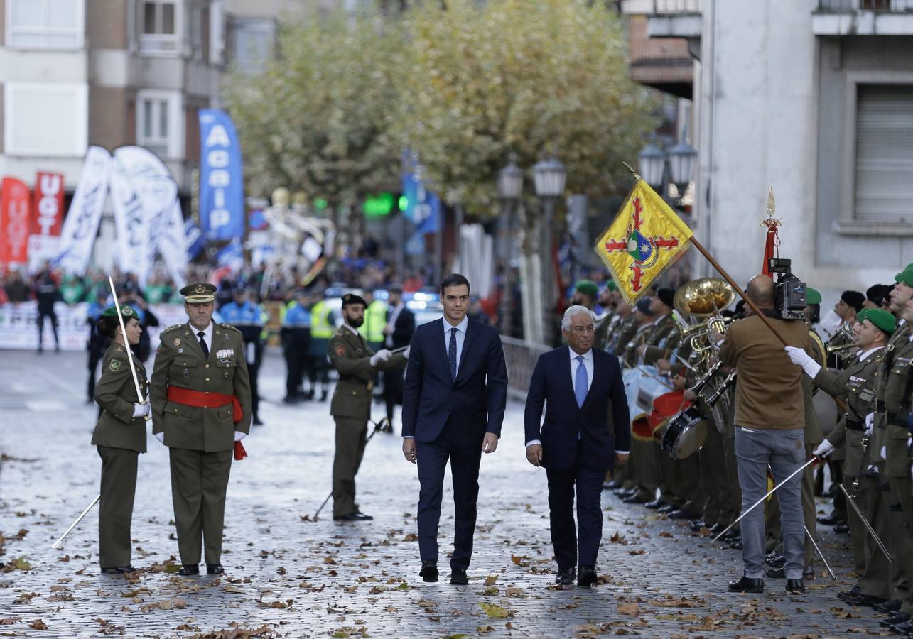 La reunión bilateral se desarrolla en el Palacio Real con la presencia de ministros de los dos países