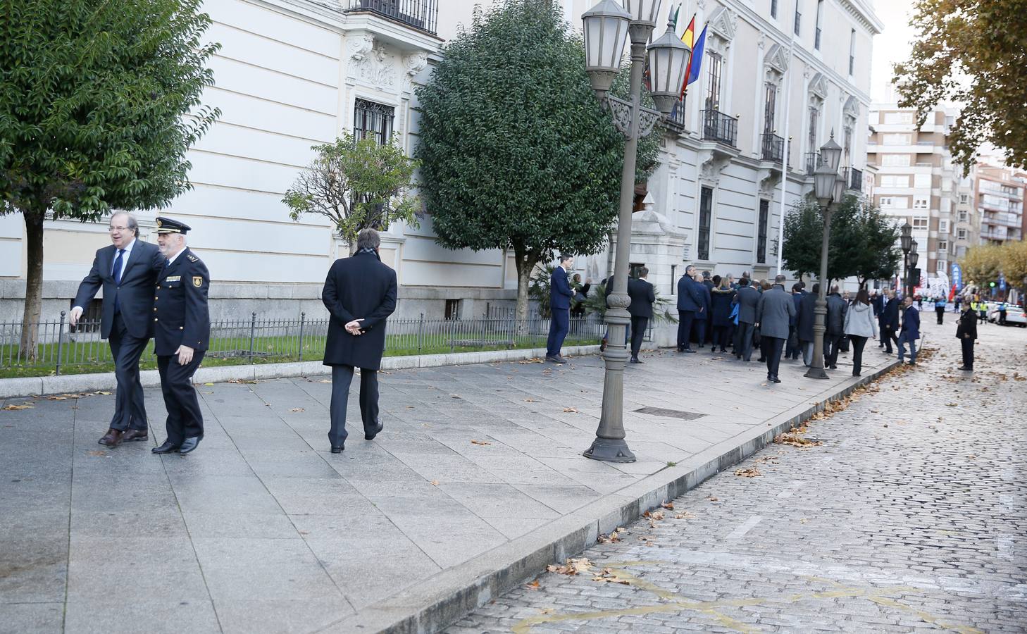 La reunión bilateral se desarrolla en el Palacio Real con la presencia de ministros de los dos países