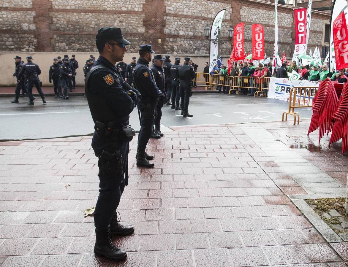 Acuden a las puertas del Palacio Real donde se celebra la cumbre para pedir la convocatoria de 3.400 plazas vacantes tras seis días de huelga y la amenaza de nuevas movilizaciones