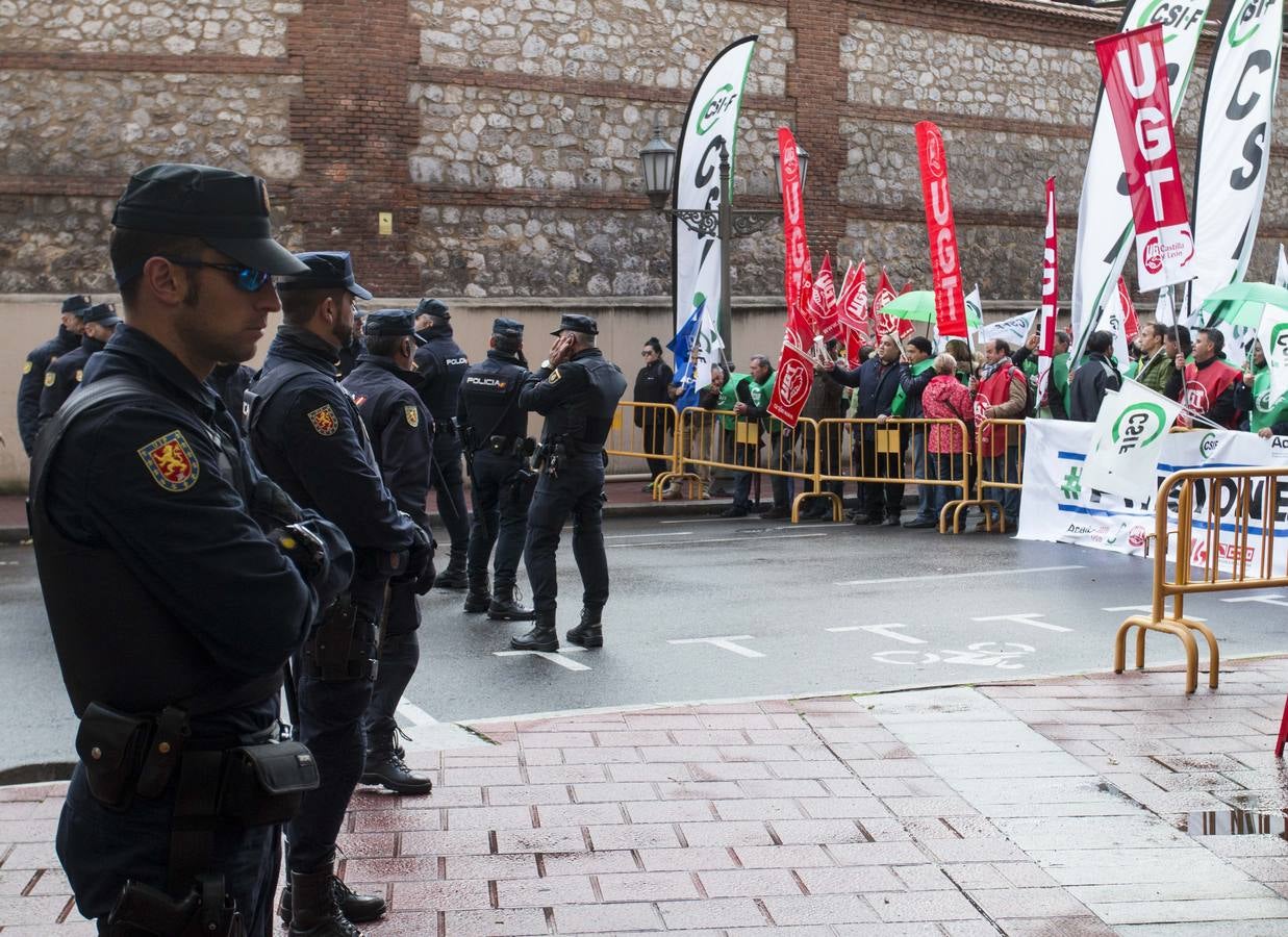 Acuden a las puertas del Palacio Real donde se celebra la cumbre para pedir la convocatoria de 3.400 plazas vacantes tras seis días de huelga y la amenaza de nuevas movilizaciones