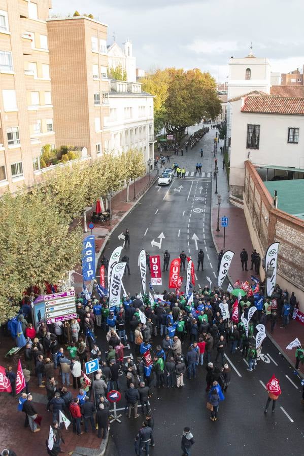 Acuden a las puertas del Palacio Real donde se celebra la cumbre para pedir la convocatoria de 3.400 plazas vacantes tras seis días de huelga y la amenaza de nuevas movilizaciones