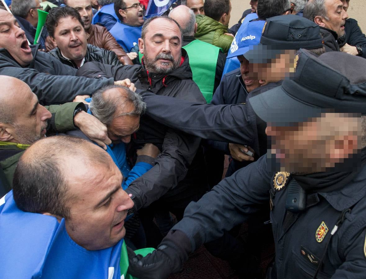 Acuden a las puertas del Palacio Real donde se celebra la cumbre para pedir la convocatoria de 3.400 plazas vacantes tras seis días de huelga y la amenaza de nuevas movilizaciones