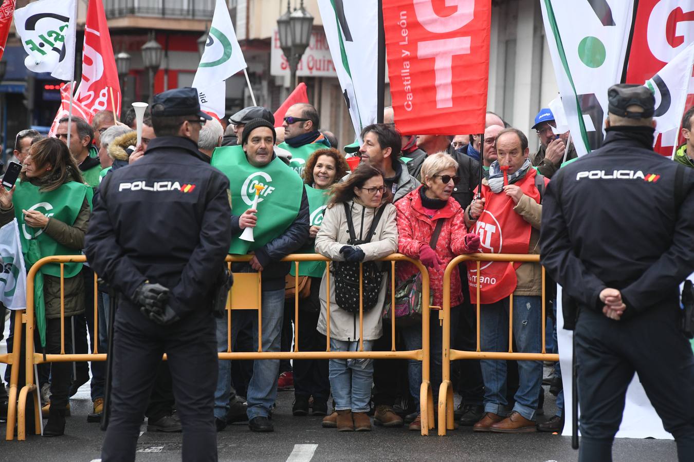 Acuden a las puertas del Palacio Real donde se celebra la cumbre para pedir la convocatoria de 3.400 plazas vacantes tras seis días de huelga y la amenaza de nuevas movilizaciones