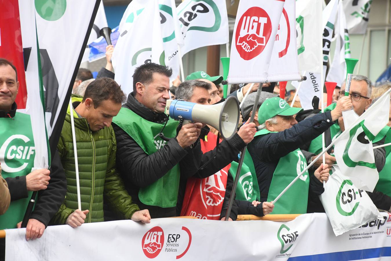 Acuden a las puertas del Palacio Real donde se celebra la cumbre para pedir la convocatoria de 3.400 plazas vacantes tras seis días de huelga y la amenaza de nuevas movilizaciones