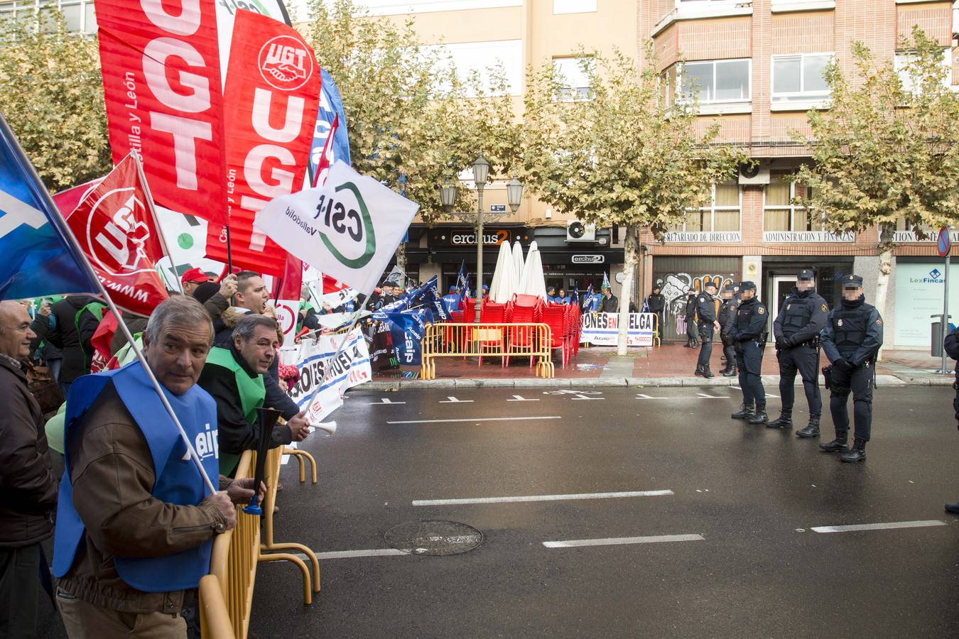 Acuden a las puertas del Palacio Real donde se celebra la cumbre para pedir la convocatoria de 3.400 plazas vacantes tras seis días de huelga y la amenaza de nuevas movilizaciones