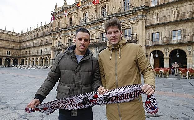 Piojo y Amaro posan con una bufanda de la UD Salamanca en la Plaza Mayor. 