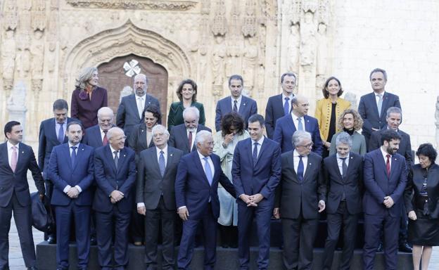 Foto de familia de la XXX Cumbre Hispano-Lusa en Valladolid.