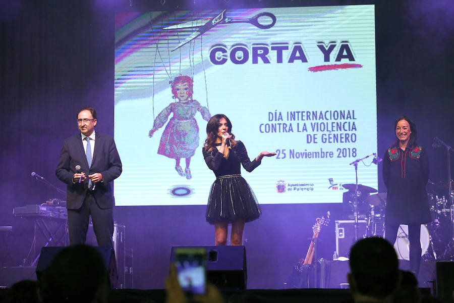 Fotos: Merche canta en Palencia contra la violencia de género