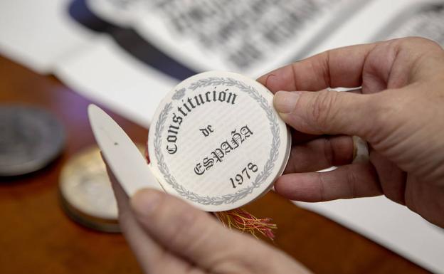 Una de las ediciones de la Constitución en formato 'polvera' que puede consultarse en la Biblioteca Nacional.