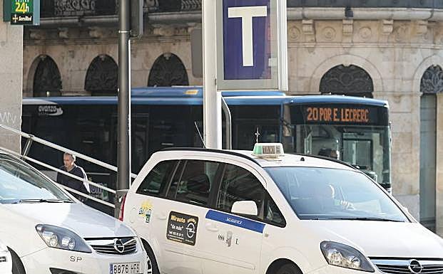 Dos taxis estacionados en una parada de la ciudad de Salamanca