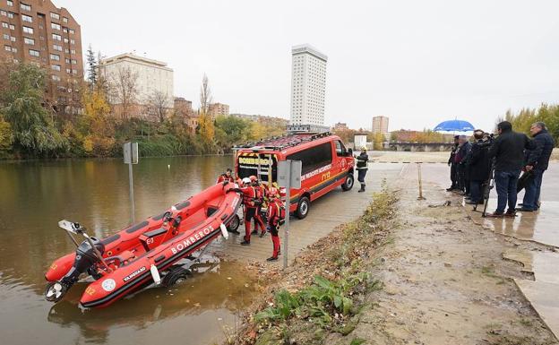 La lancha de los bomberos se desliza por la rampa