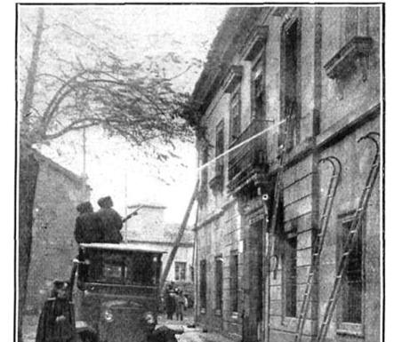 Los bomberos proceden a la extinción del incendio.