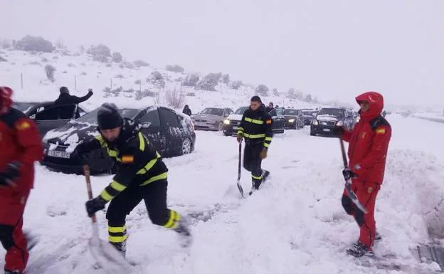 Militares de la Unidad Militar de Emergencia (UME) prestan auxilio en la autopista AP-6 colapsada por la nieve. 