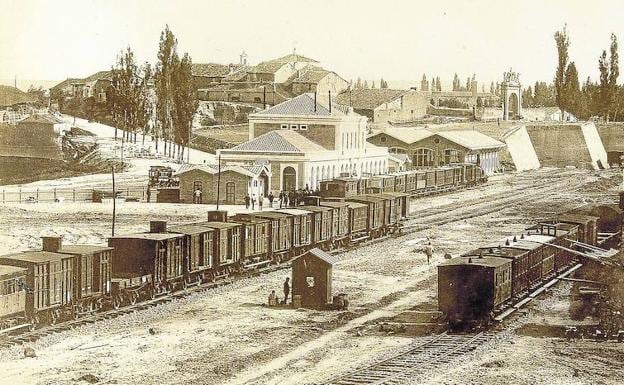 Panorámica de la estación de Segovia, en una fotografía de 1884. Al fondo, las casas del arrabal del Mercado y la Puerta de Madrid. 