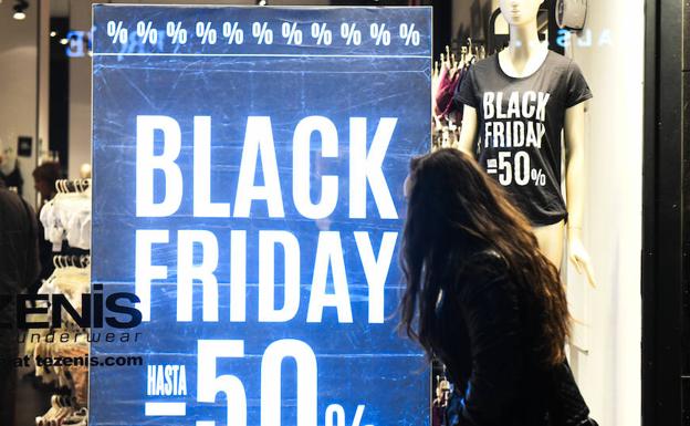 Un cartel anuncia el 50% de descuento en sus productos, con motivo del 'Black Friday'.