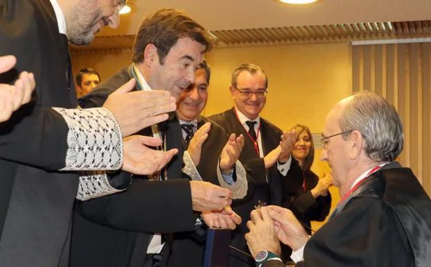 José María Tejerina Rodríguez recibe la Cruz Distinguida de Primera clase de la Orden de San Raimundo de Peñafort.