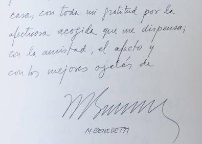 Imagen secundaria 1 - Firmas de Felipe de Borbón, Mario Benedetti y Francisco Pino, en el libro de oro. 