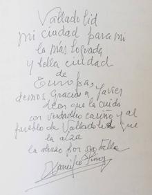 Imagen secundaria 2 - Firmas de Felipe de Borbón, Mario Benedetti y Francisco Pino, en el libro de oro. 