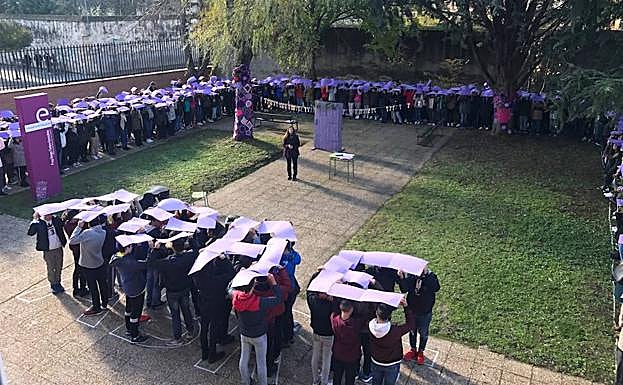El color violeta y la puerta al fondo, presidieron el acto.