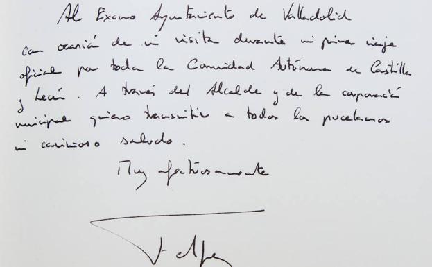 Imagen principal - Firmas de Felipe de Borbón, Mario Benedetti y Francisco Pino, en el libro de oro. 