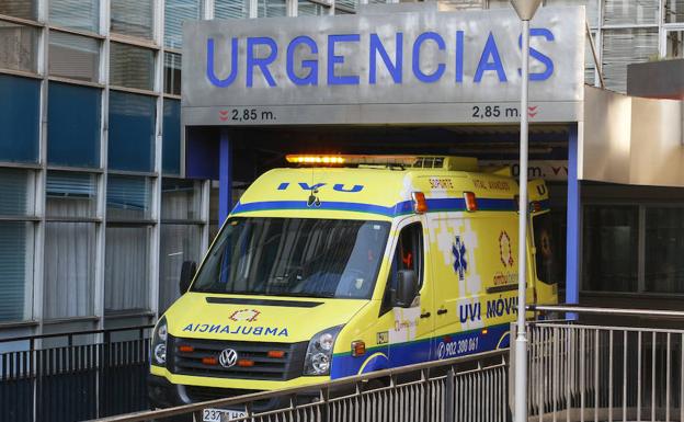 Una ambulancia en el Virgen de la Vega.