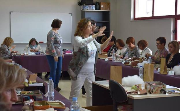 La profesora Elena Martín dando explicaciones a las participantes en el encuentro. 