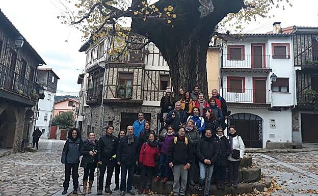 Los participantes en la Plaza de Herguijuela de la Sierra. 
