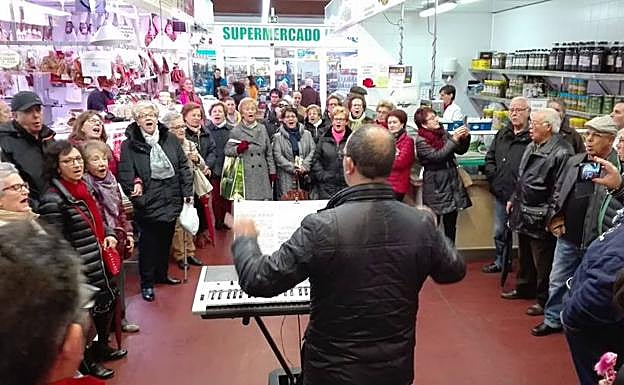 Los integrantes de la Coral ayer en el Mercado de Abastos. 