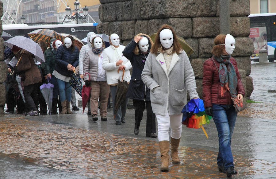 Mujeres que representan a las víctimas de la violencia machista, en la plaza del Azoguejo.