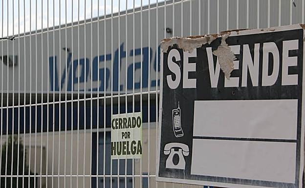 Doce años después de su llegada a León, la planta de Vestas apareció empapelada con carteles de 'Se Vende' 