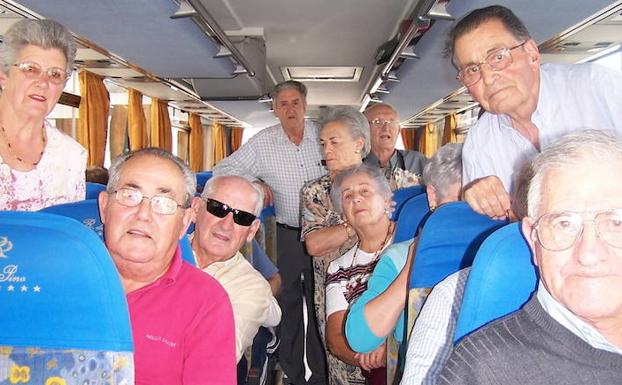 Un grupo de pensionistas van de excursión en autocar.