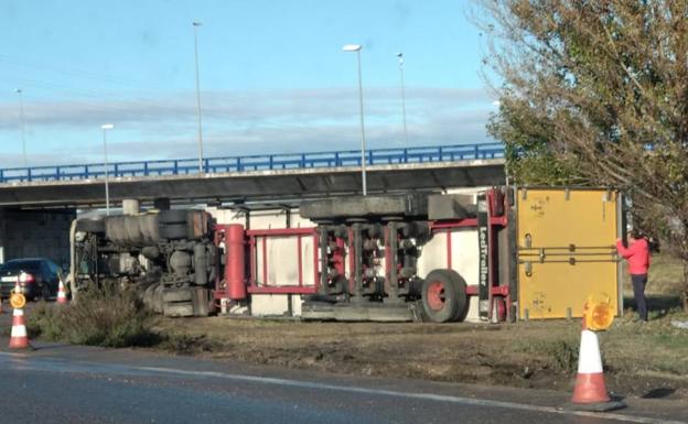 El camión volcado en el lugar del accidente.