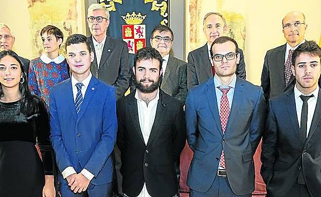 Los premiados, en primera línea, ante las autoridades académicas y directivos de Michelin. 