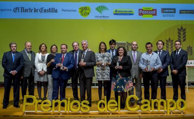 Premiados y autoridades en la foto de familia. 