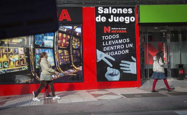 Imagen principal - «Todos llevamos dentro un jugador», el lema visible en multitud de casas de apuestas.