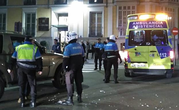 Los sanitarios atienden a la mujer herida en el atropello. 