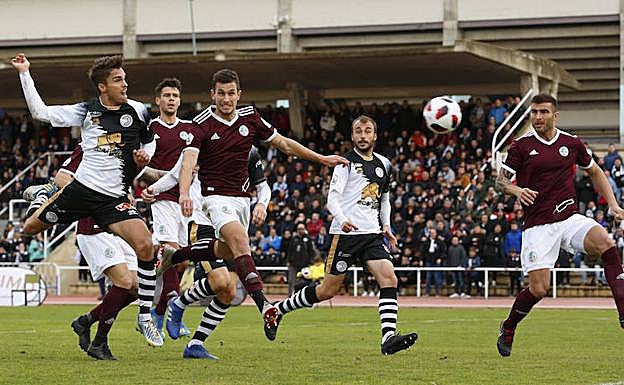 Ribelles, de Unionistas, remata de cabeza en el derbi ante el Salamanca CF. 