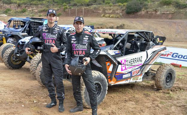 Joel y José Luis Álvarez posan junto al vehículo con el que participarán en el Dakar.