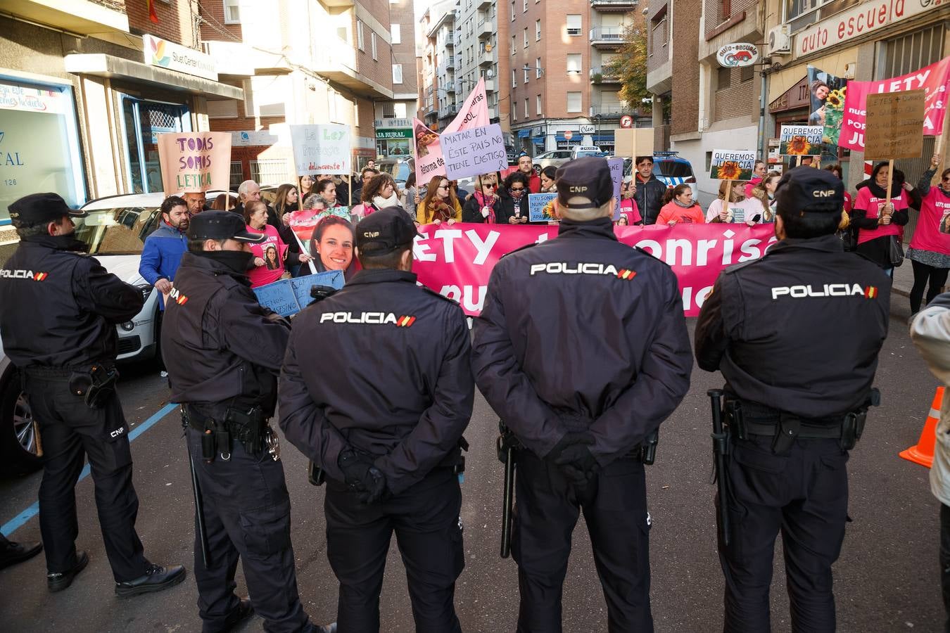 Entre gritos de asesino y violador, el menor ha bajado de un coche de la Policía Nacional con los cristales tintados y acompañado por varios agentes