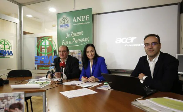 Los responsables de Anpe Nicolás Ávila, Pilar Gredilla y Jesús Niño, en la presentación del balance del Defensor del Profesor.