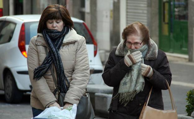 Dos mujeres pasean abrigadas en Cuéllar. 